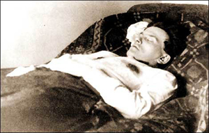 자살한 블라지미르 마야코프스키(1893-1930)의 유해