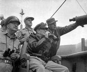 ■ USS 매킨리 호에 승선한 코트니 휘트니 소장, 더글러스 맥아더 총사령관, 에드워드 알몬드 소장이 인천상륙작전을 지켜보고 있다. 1950년 ⓒ Nutter / U.S. Department of Defense.