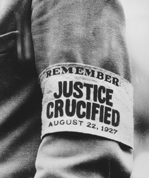 사코와 반제티의 죽음을 애도하는 이들이 '기억하라! 정의가 십자가에 못 박힌 날, 1927년 8월 22일을' 이라고 쓰인 붉은 완장을 둘렀다.